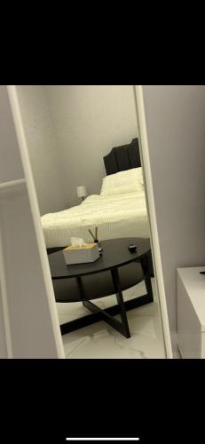 una camera da letto con un letto e un tavolo accanto ad esso di Cozy studio at Al aqiq a Riyad