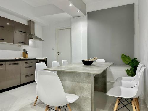 Four Seasons - The White Queen House