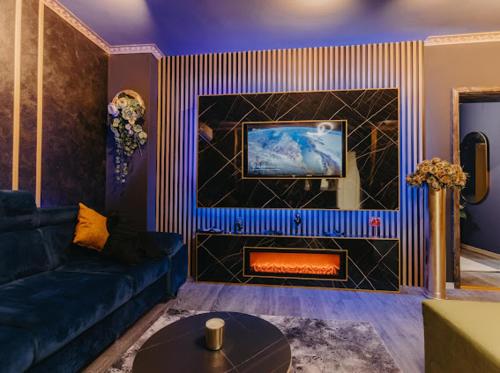 Μια τηλεόραση ή/και κέντρο ψυχαγωγίας στο NL Luxury Studio Apartments