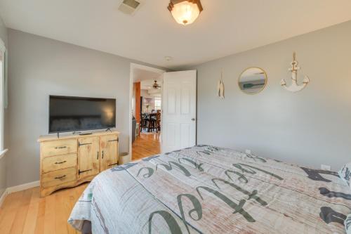 Televisyen dan/atau pusat hiburan di Riverfront Cheboygan Home with Dock about 4 Mi to Town!