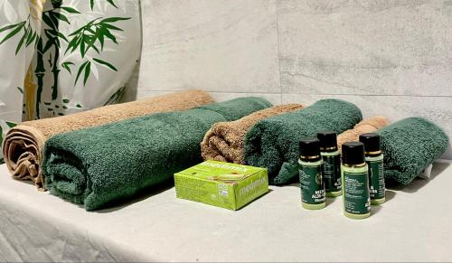 馬拉里的住宿－The OakHurst，浴室架子上的一组绿色毛巾