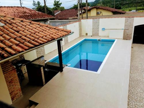 ein Schwimmbad auf dem Dach eines Hauses in der Unterkunft Hostel Guaxinim in Caraguatatuba