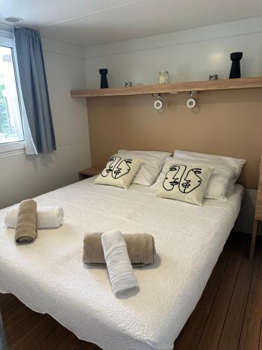 מיטה או מיטות בחדר ב-Mobile Homes Bugi
