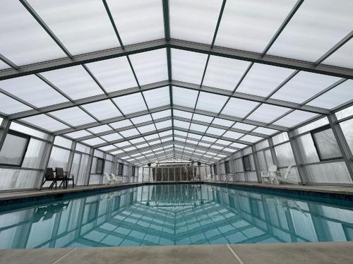 Foto dalla galleria di 'Woodhaven Hideaway' indoor pool, hot tub a South Haven