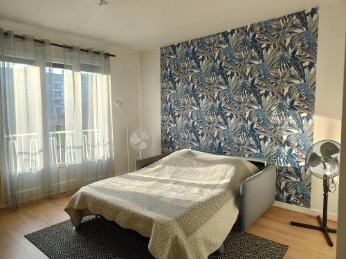 - une chambre avec un lit et un mur orné d'un papier peint floral dans l'établissement Amaryllis, à La Tronche