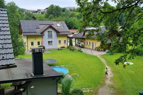 Eine Frau, die im Hof eines Hauses läuft in der Unterkunft Country Retreat, Near Ljubljana City, Apartma na vasi, blizu mesta Ljubljana in Medvode