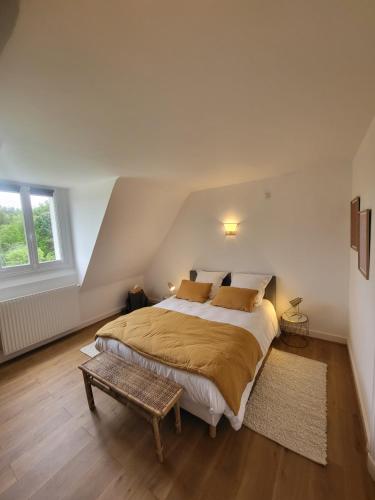 1 dormitorio con 1 cama grande y 1 mesa en Domaine de charme - Les Places, en Lassay-sur-Croisne