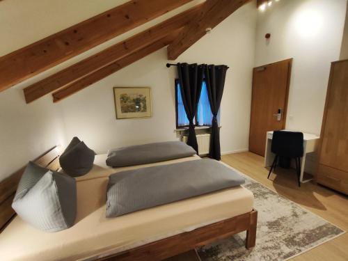 - une chambre avec 2 lits dans l'établissement Estelada Boarding Houses Zorneding, à Zorneding