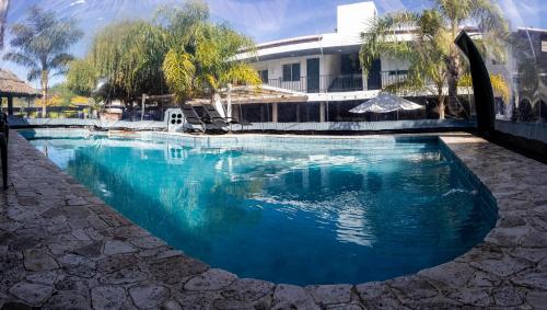 uma piscina em frente a uma casa em Posada del Angel- By HVH em Villa Carlos Paz