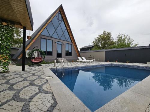 Bazén v ubytování Qafqaz Riveria Chalet nebo v jeho okolí