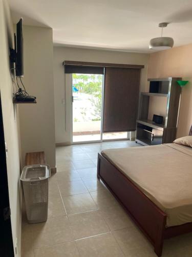 Una televisión o centro de entretenimiento en Ibiza beach residence Villa