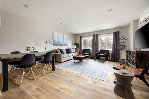 ein Wohnzimmer mit Tisch und Couch in der Unterkunft Large Apt Downtown AC Beach Shops Walk in Traverse City