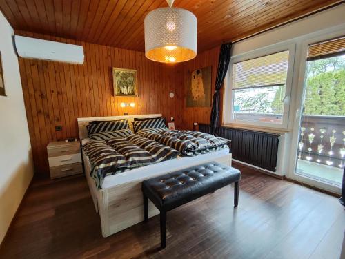 1 dormitorio con 1 cama en una habitación con paredes de madera en Snežak (Snowman), en Bohinj