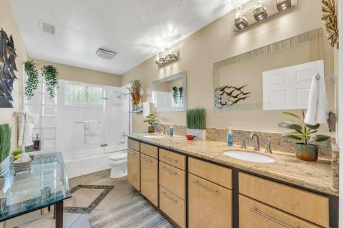 Η κουζίνα ή μικρή κουζίνα στο Private Oasis - 10 Min to Folsom Lake