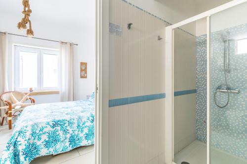 1 dormitorio con 1 cama y baño con ducha. en Fortino B&B Capri, en Capri