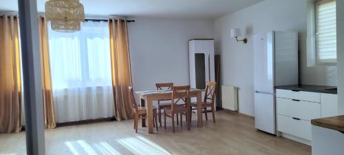 eine Küche und ein Esszimmer mit einem Tisch und Stühlen in der Unterkunft Miriam Apartment Kraków Borkowska in Krakau