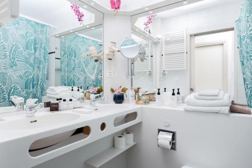 La salle de bains est pourvue d'un lavabo et d'un miroir. dans l'établissement Lake Apartment 4, à Bissone