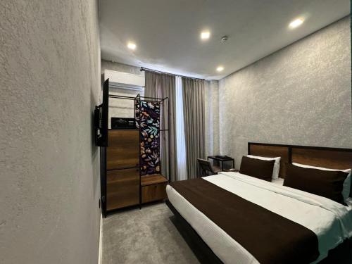 バクーにあるLiberta Hotel Bakuのベッドルーム1室(大型ベッド1台付)