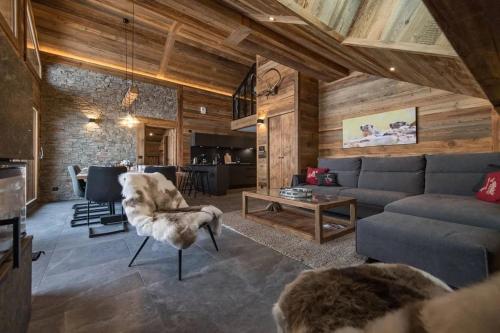 un salon avec un canapé et une table dans l'établissement Appartement de standing 12 personnes au pied des pistes - Olvera 602, à Valmeinier