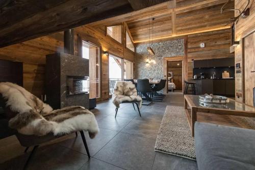 un salon avec un canapé et une cheminée dans l'établissement Appartement de standing 12 personnes au pied des pistes - Olvera 602, à Valmeinier