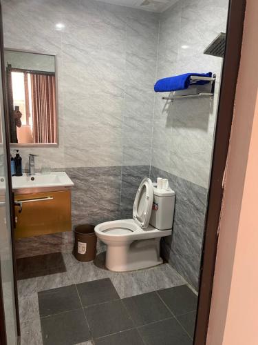 łazienka z toaletą i umywalką w obiekcie NEHOB City w mieście Hanoi