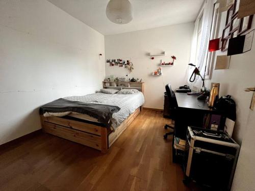 une chambre avec un lit et un bureau dans l'établissement Appartement très bien situé avec parking privé, à Montpellier