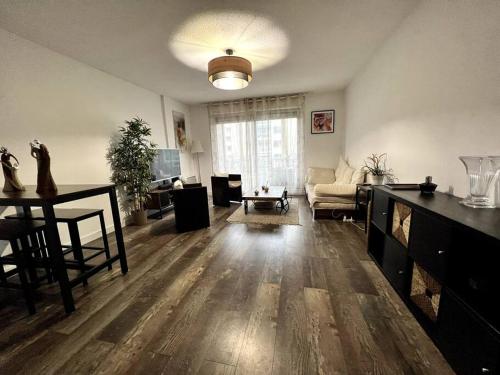 un salon avec un canapé et une table dans l'établissement Appartement très bien situé avec parking privé, à Montpellier