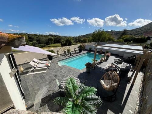 - une vue sur la piscine et la maison dans l'établissement Studio, piscine, 10 min des plages, Ajaccio, corse du sud,, à Appietto