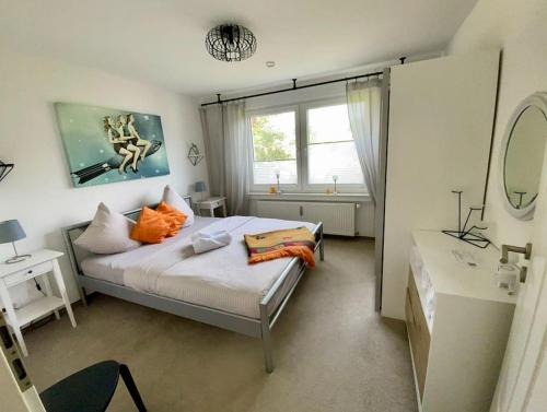 ein kleines Schlafzimmer mit einem Bett und einem Fenster in der Unterkunft Helle Wohnung mit Terrasse in Osnabrück