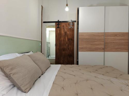 una camera con letto e porta scorrevole in vetro di Jolie Maison au coeur de Parma avec Parking privé inclusif a Parma