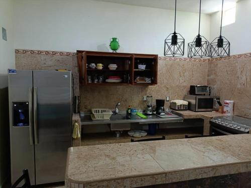 een keuken met een roestvrijstalen koelkast en een aanrecht bij La casa de Luna in Puerto Vallarta