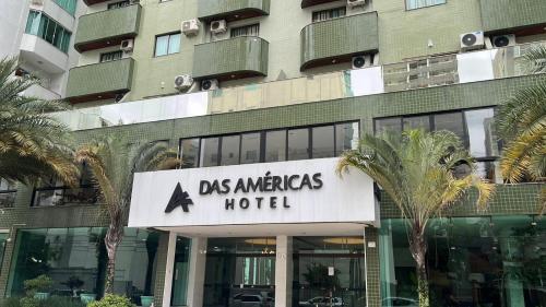 una señal de hotel frente a un edificio en Hotel das Américas, en Balneário Camboriú