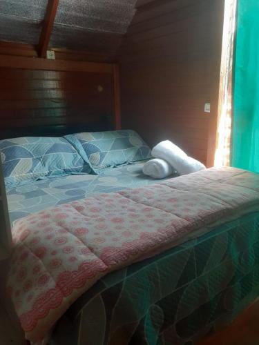 Ένα ή περισσότερα κρεβάτια σε δωμάτιο στο Cabanas São Miguel