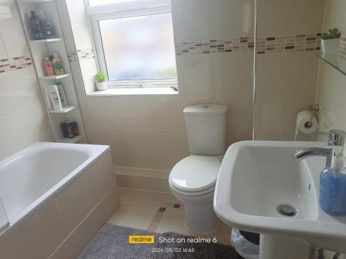 Goldy's place in E17 Room2 في لندن: حمام مع مرحاض وحوض استحمام ومغسلة