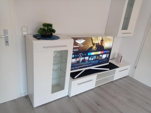 Een TV en/of entertainmentcenter bij Neu Sundern- Allendorf Modernisierte Unterkunft mit Balkon 5 Betten plus Schlafcouch mit Balkon
