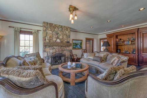 Χώρος καθιστικού στο Goshorn House & Studio - Large pool - Within walking distance to downtown Douglas