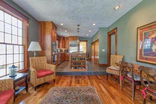 Χώρος καθιστικού στο Goshorn House & Studio - Large pool - Within walking distance to downtown Douglas