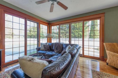 Χώρος καθιστικού στο Goshorn House & Studio - Large pool - Within walking distance to downtown Douglas