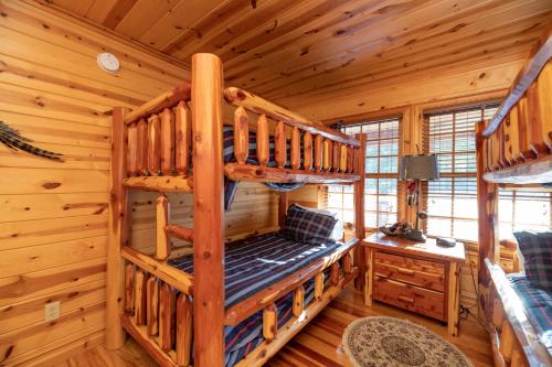 Ce chalet en rondins comprend 2 lits superposés. dans l'établissement Our Get Aweigh - Cabin Retreat - private hot tub - community pool - Goshorn Lake Access, à Saugatuck