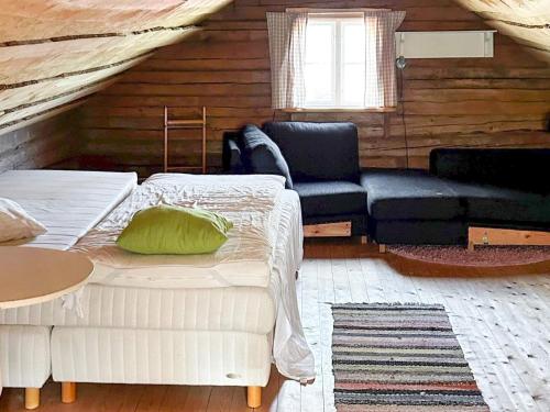 un salon avec un lit et un canapé dans l'établissement 5 person holiday home in ÅSEDA, à Åseda