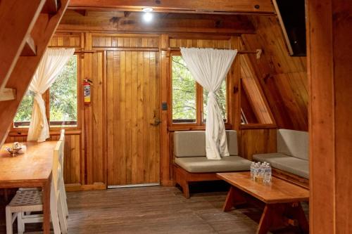 Posezení v ubytování Zirahuen Forest and Resort