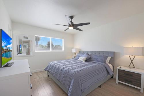 um quarto com uma cama e uma ventoinha de tecto em Old Town Scottsdale Heated Pool em Scottsdale