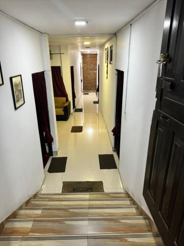un couloir avec une porte menant à une chambre dans l'établissement Madura Rest, à Kandy