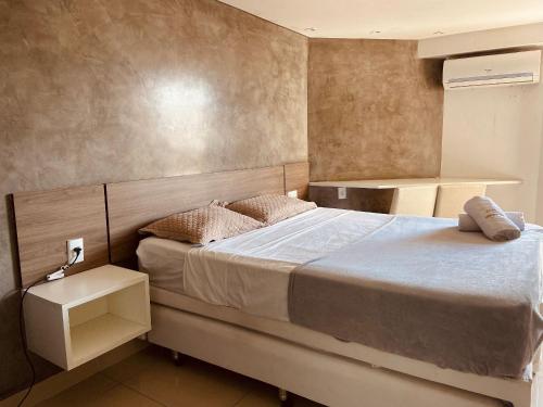 um quarto com uma cama grande num quarto em Aptos super confortáveis no Gold Flat by Apartamentos Jampa em João Pessoa