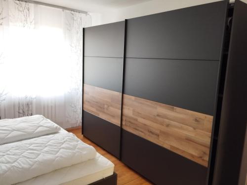 um quarto com uma cama grande e uma grande cómoda em Ferienwohnung Hohenberg em Dingelstädt