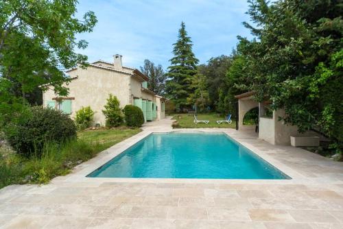 une piscine devant une maison dans l'établissement La Provence : Piscine, Tennis, Cinéma & Plus, à Roquefort-les-Pins