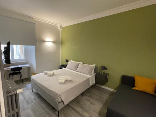 1 dormitorio con 1 cama con 2 toallas en This must be the place Rome Guesthouse en Roma