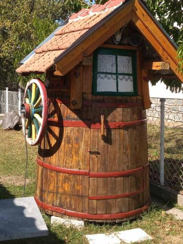 a small wooden cabin with a wheel on it at Vila Zvezdane večeri in Rudnik Kačerski