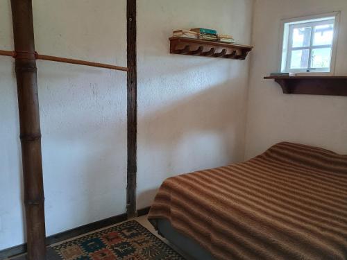 mały pokój z łóżkiem i oknem w obiekcie Casa Verde w mieście Areal