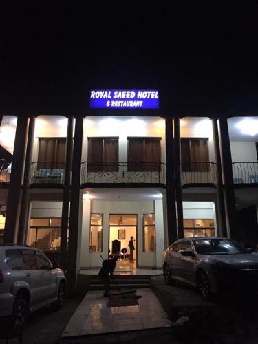 ナランにあるRoyal Saeed Hotelの建物の前に車が駐車されている